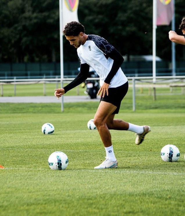 Dani Perez Wearing White GRIP Socks in Team Practice at KVO Oostende - België